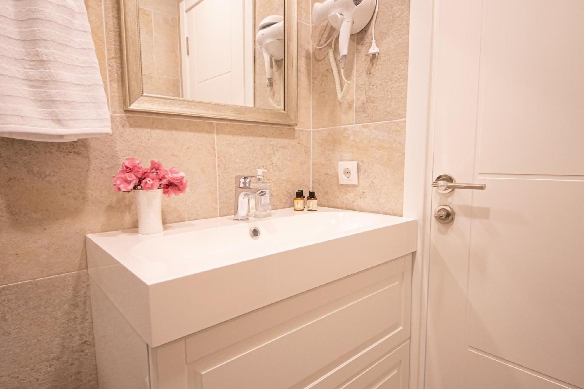 Flag Suites +12 Bodrum Bilik gambar